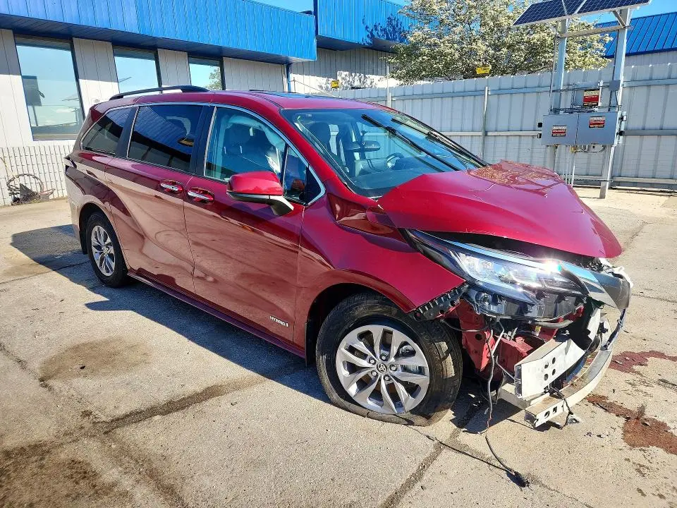 2021 TOYOTA SIENNA XLE  