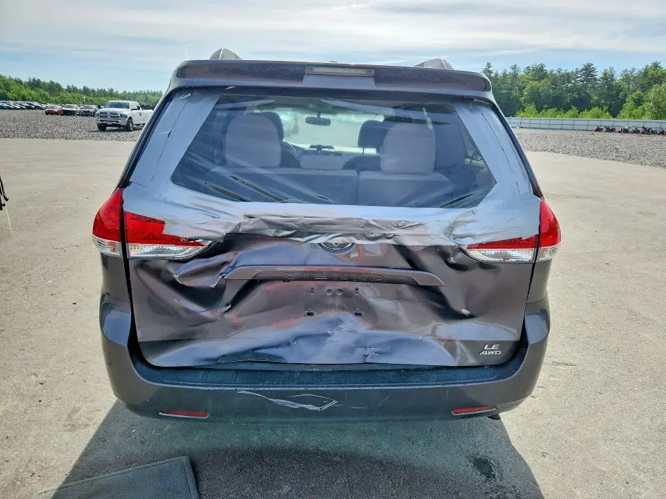 2013 TOYOTA SIENNA LE  