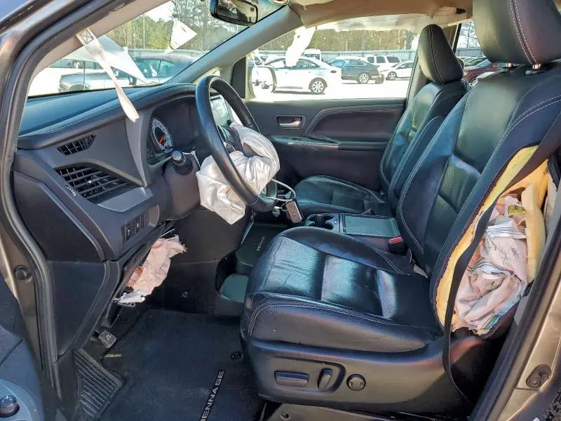 2017 TOYOTA SIENNA SE  
