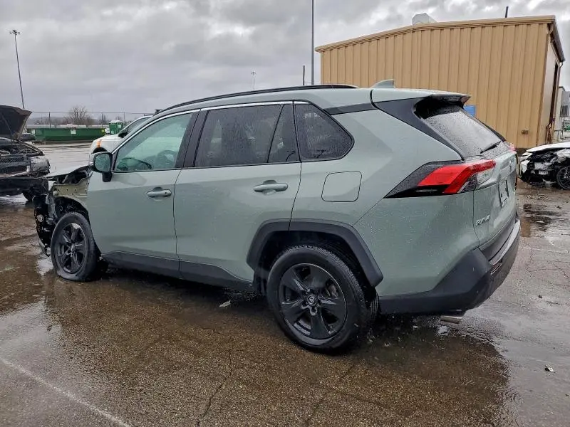 2021 TOYOTA RAV4 XLE  