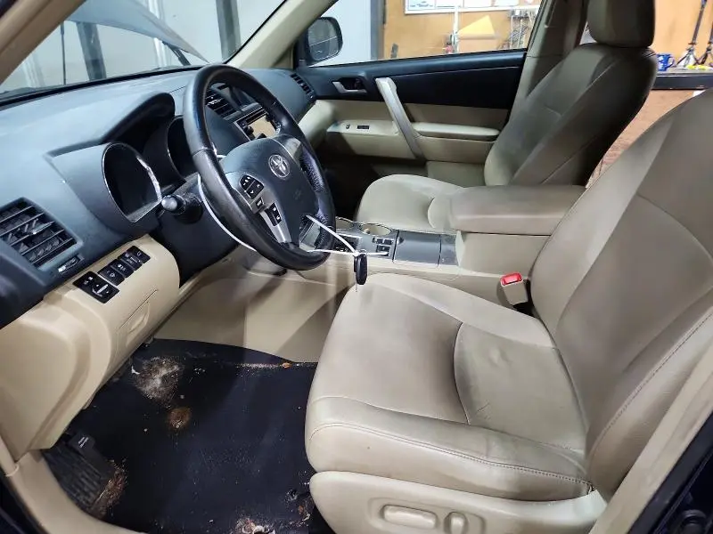 2013 TOYOTA HIGHLANDER SE  