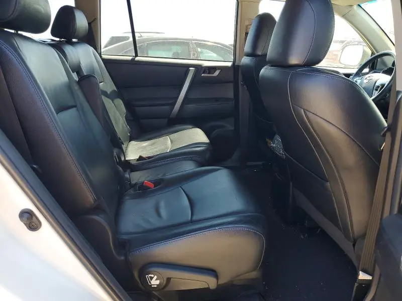 2013 TOYOTA HIGHLANDER SE  
