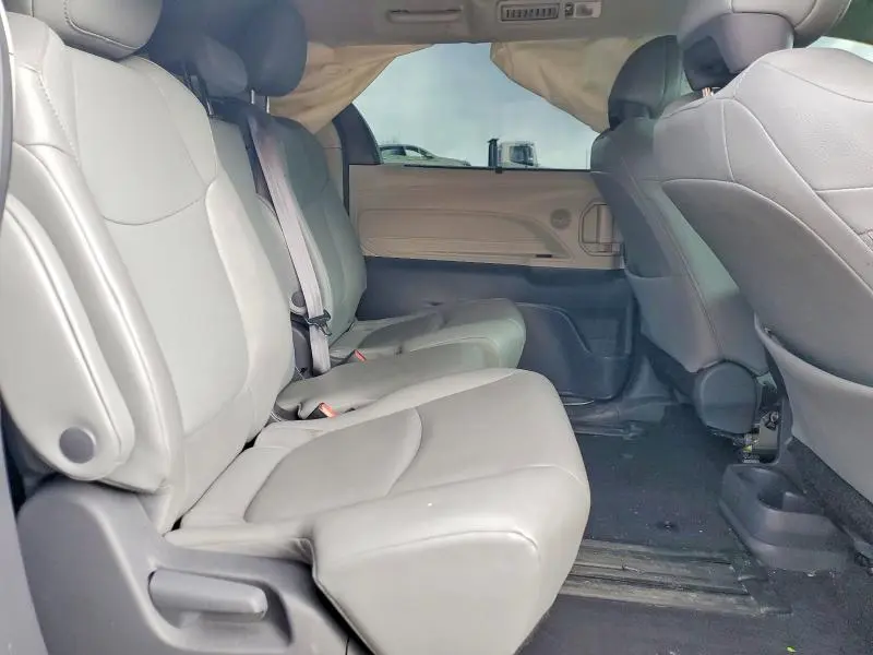 2021 TOYOTA SIENNA XLE 8-PASSENGER  