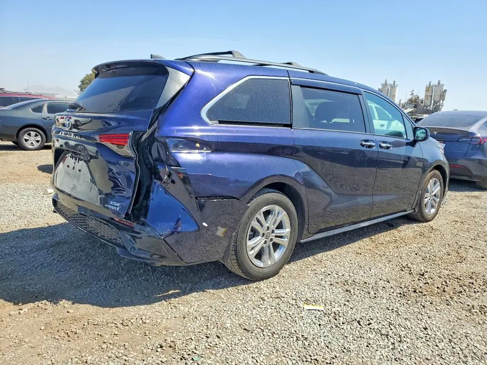 2022 TOYOTA SIENNA XSE  