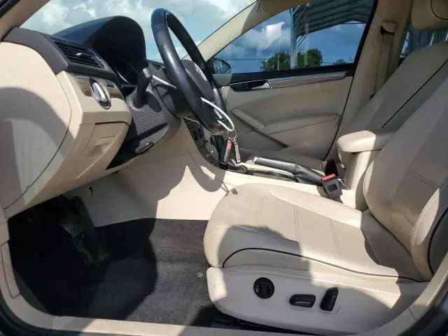 2016 VOLKSWAGEN PASSAT SE  