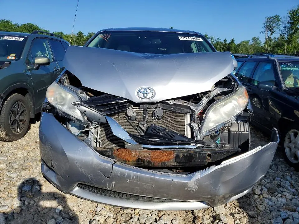 2011 TOYOTA SIENNA LE  