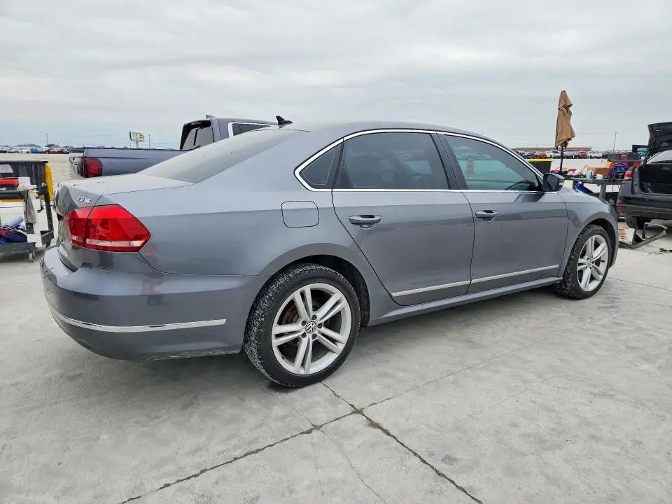 2015 VOLKSWAGEN PASSAT SE  