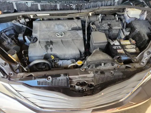 2013 TOYOTA SIENNA XLE  