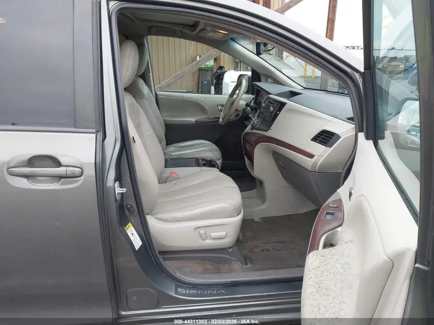 2013 TOYOTA SIENNA XLE V6 8 PASSENGER