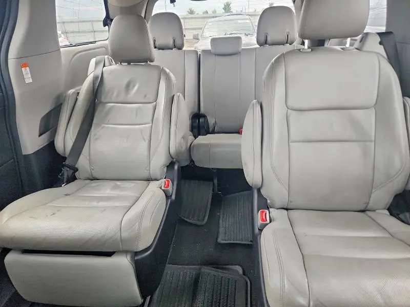 2015 TOYOTA SIENNA LIMITED PREMIUM 7-PASSENGER  