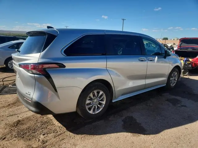 2022 TOYOTA SIENNA LE  