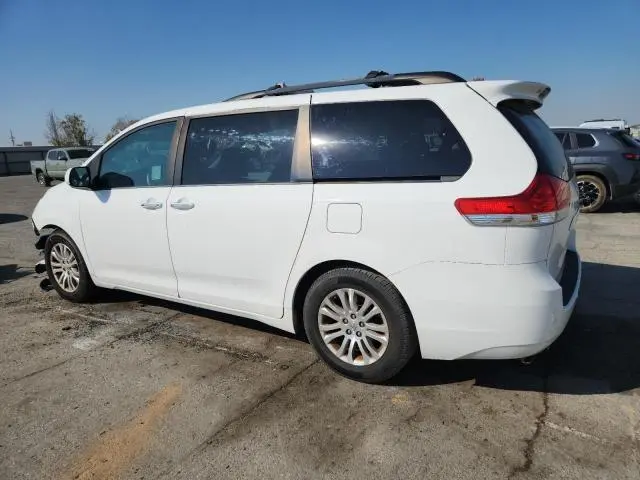 2013 TOYOTA SIENNA XLE  