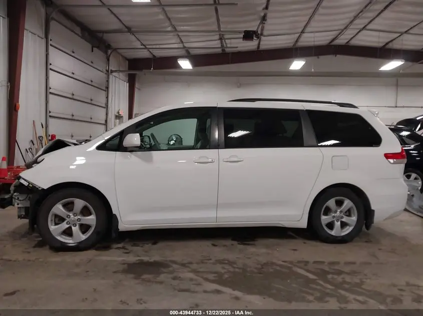 2011 TOYOTA SIENNA LE V6