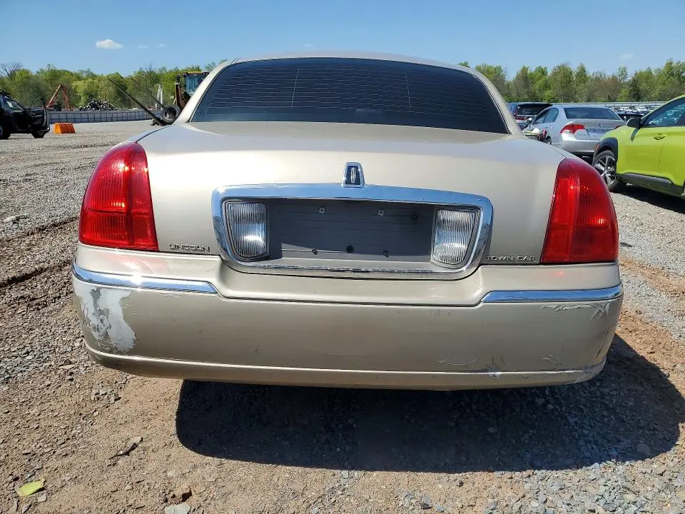 2011 LINCOLN TOWN CAR SIGNATURE LIMITED  