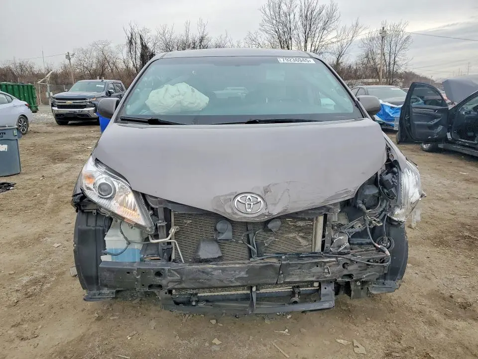 2015 TOYOTA SIENNA LE 8-PASSENGER  