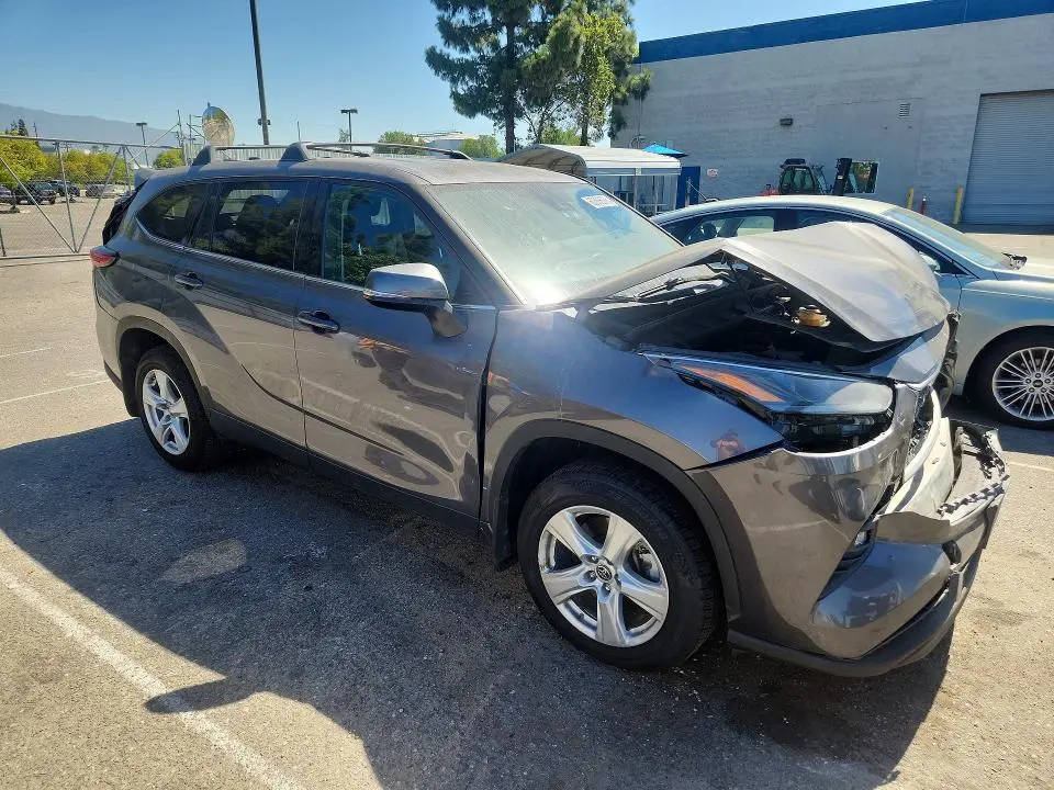 2022 TOYOTA HIGHLANDER LE  