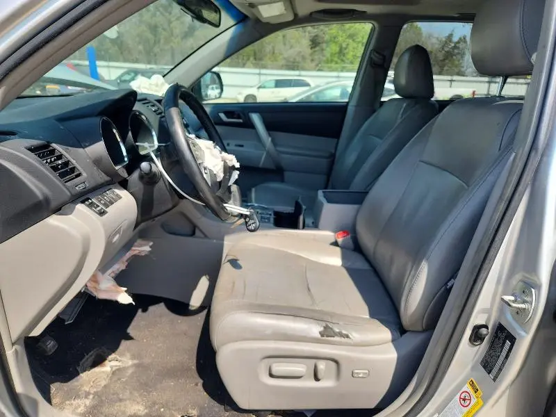 2013 TOYOTA HIGHLANDER SE  