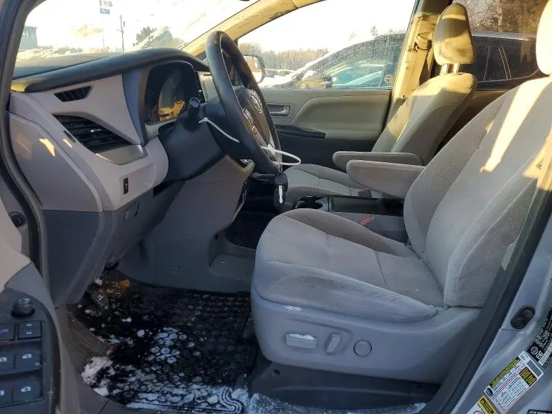 2017 TOYOTA SIENNA LE  