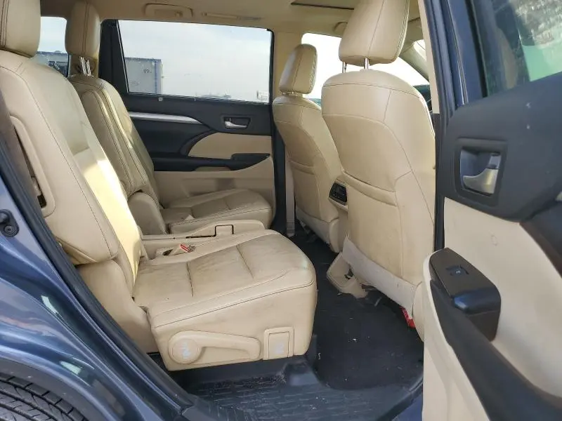 2019 TOYOTA HIGHLANDER SE  