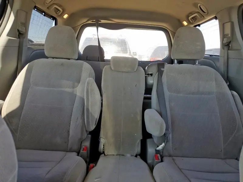 2017 TOYOTA SIENNA LE  