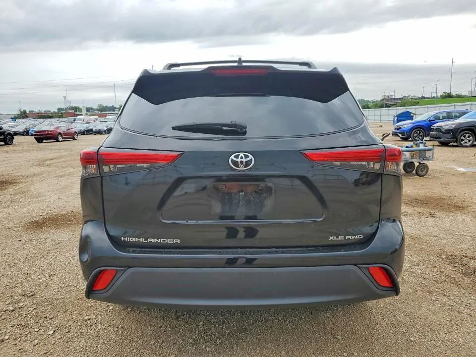 2023 TOYOTA HIGHLANDER XLE  