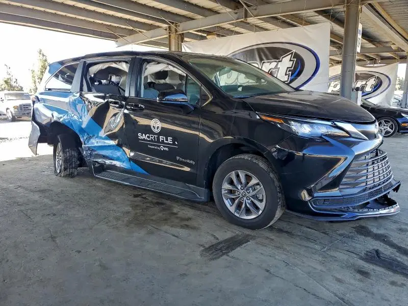 2024 TOYOTA SIENNA LE 8-PASSENGER  