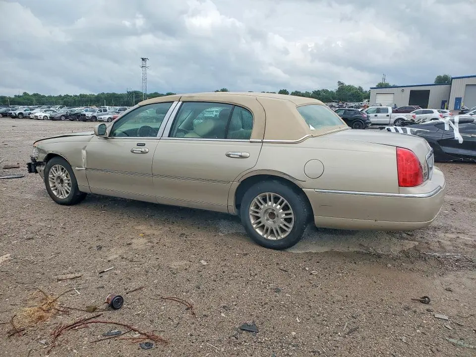 2011 LINCOLN TOWN CAR SIGNATURE LONG WHEELBASE  
