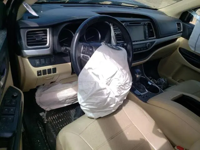 2019 TOYOTA HIGHLANDER SE  
