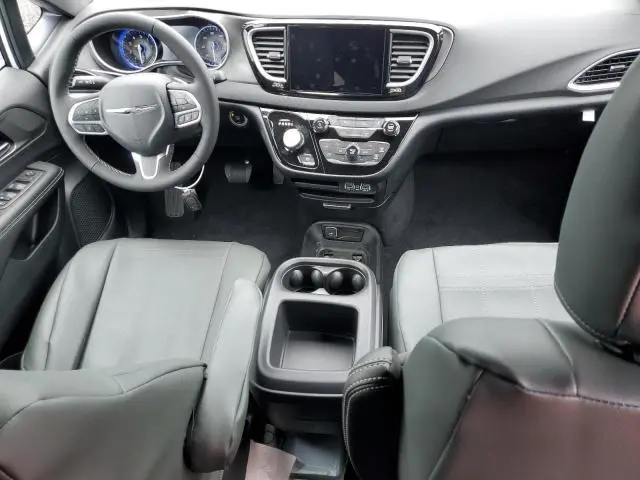 2025 CHRYSLER VOYAGER LX  