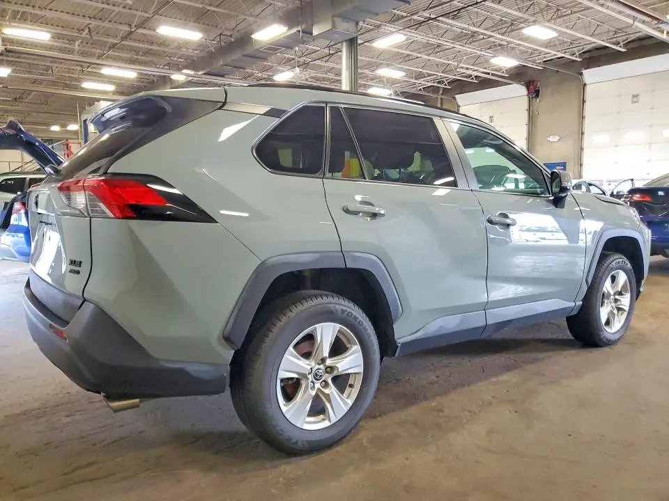 2021 TOYOTA RAV4 XLE  