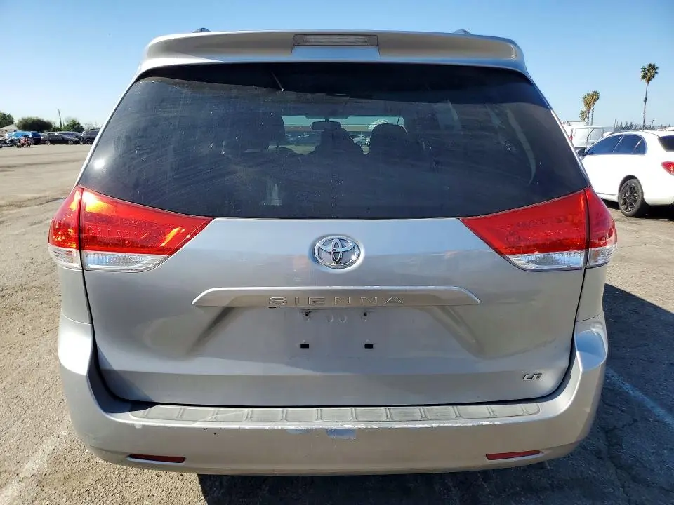 2013 TOYOTA SIENNA LE  