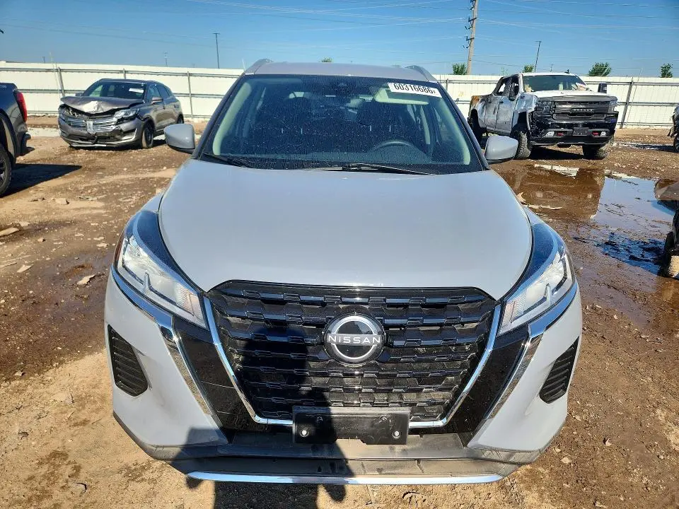 2024 NISSAN KICKS SV  