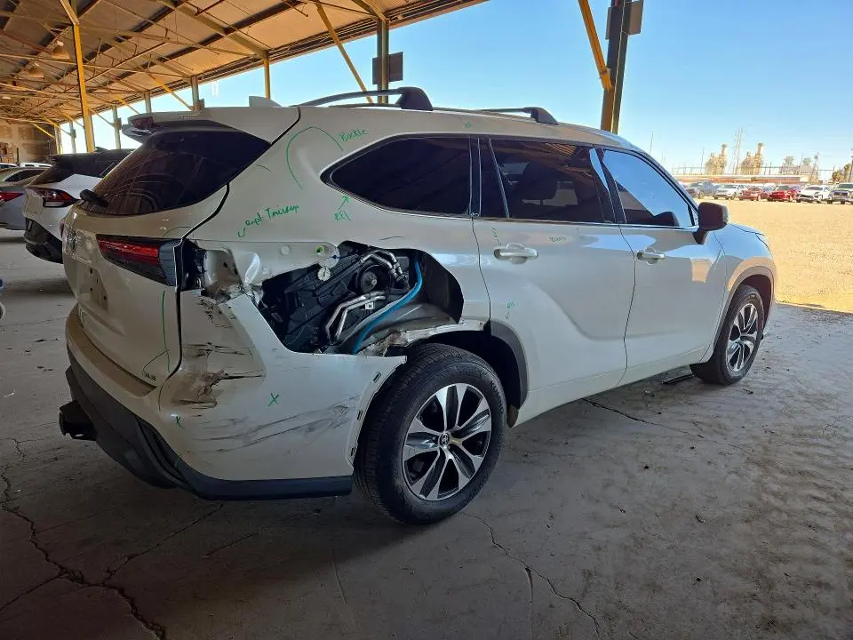 2021 TOYOTA HIGHLANDER XLE  
