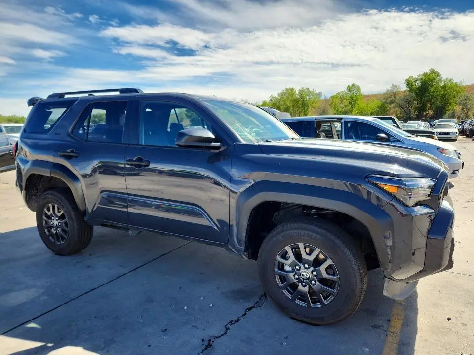 2025 TOYOTA 4RUNNER SR5  