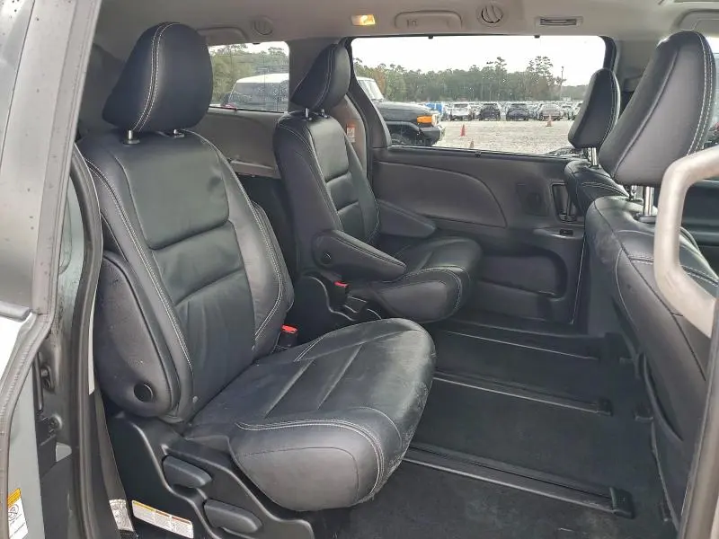 2019 TOYOTA SIENNA SE  