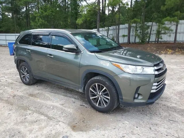 2019 TOYOTA HIGHLANDER SE  
