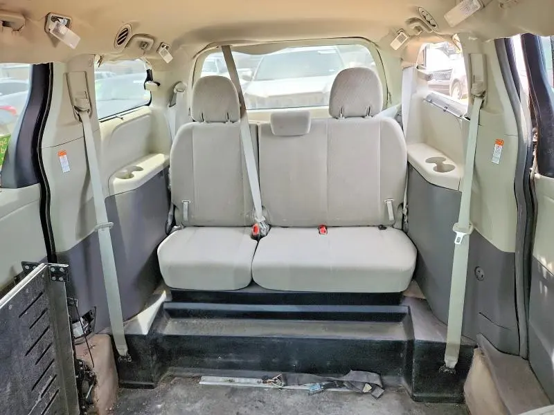 2018 TOYOTA SIENNA LE  