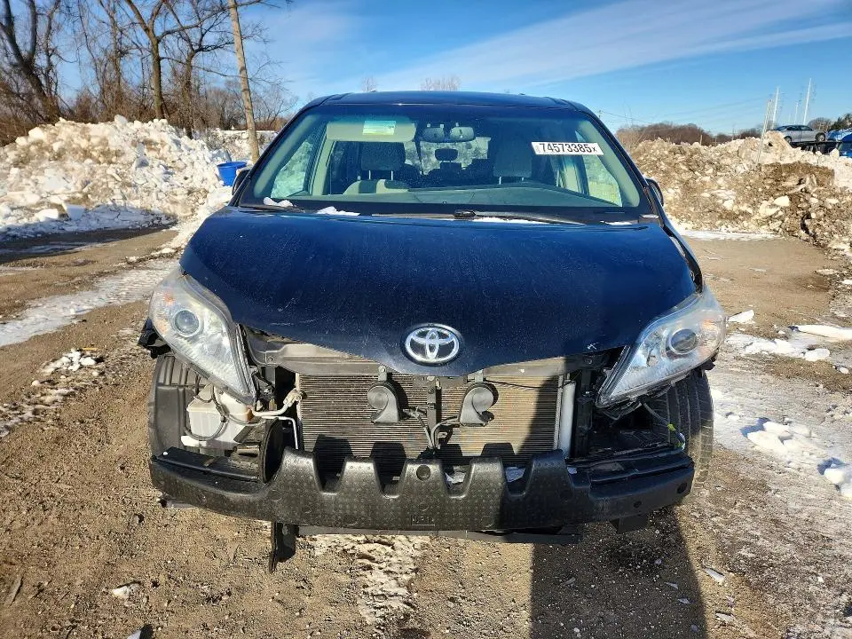 2017 TOYOTA SIENNA LE  
