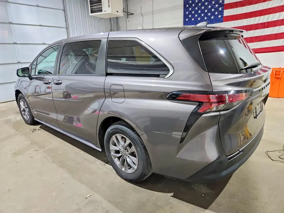 2021 TOYOTA SIENNA LE  