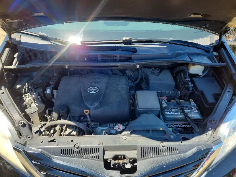 2017 TOYOTA SIENNA LE  