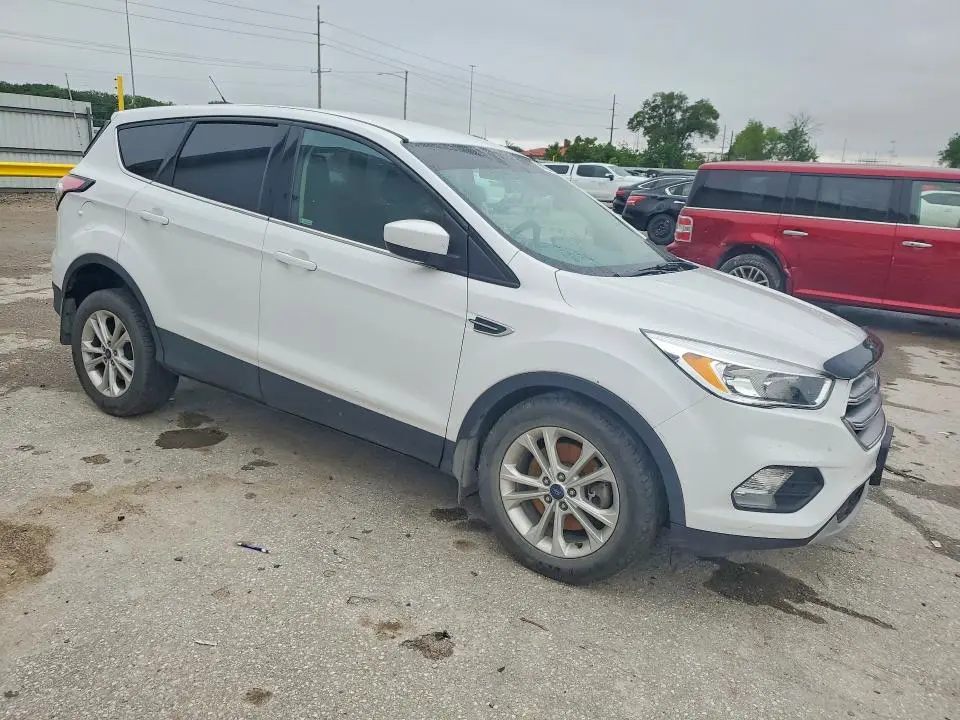 2017 FORD ESCAPE SE  