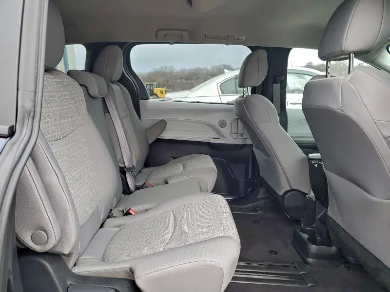 2025 TOYOTA SIENNA LE  