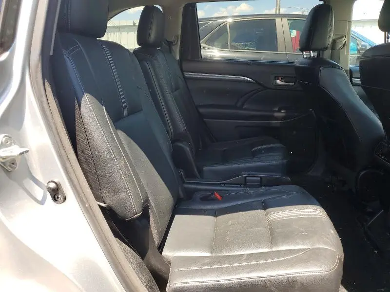 2017 TOYOTA HIGHLANDER SE  
