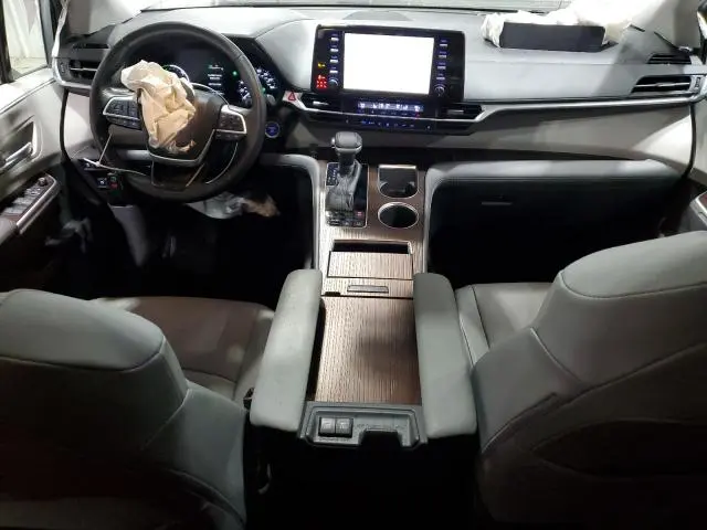 2021 TOYOTA SIENNA XLE  
