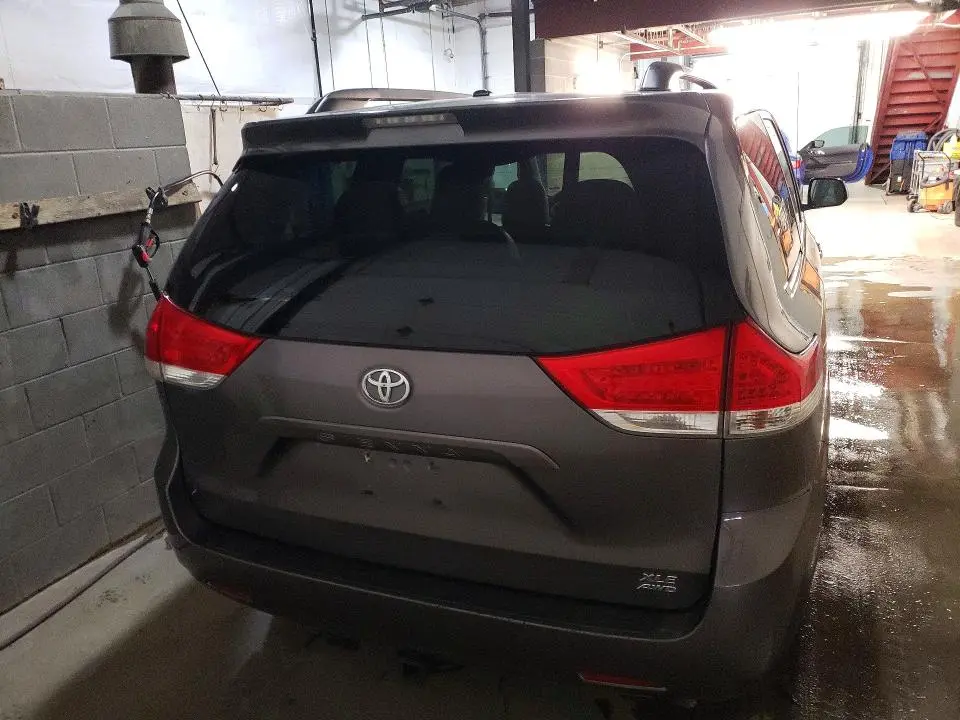 2014 TOYOTA SIENNA XLE 7-PASSENGER  