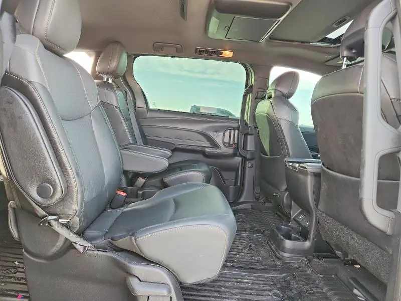 2022 TOYOTA SIENNA XLE  