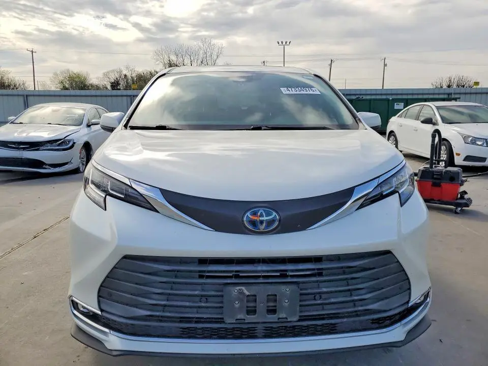2021 TOYOTA SIENNA XLE 8-PASSENGER  