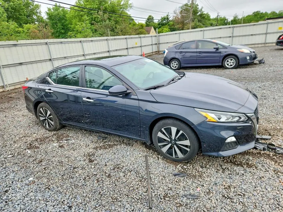 2022 NISSAN ALTIMA SV  