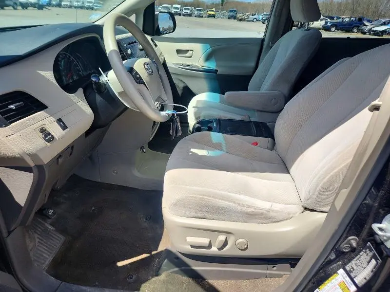 2013 TOYOTA SIENNA LE  