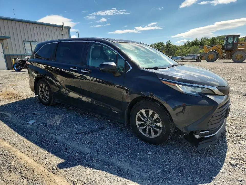 2021 TOYOTA SIENNA XLE  